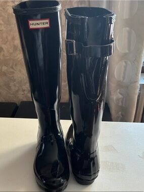 Wide calf Hunter black glossy boots